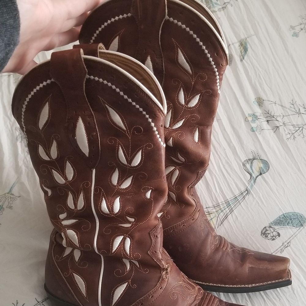 Womans Ariat boots.